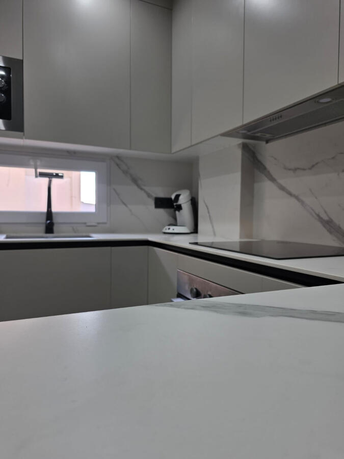 cocina con porcelánico blanco