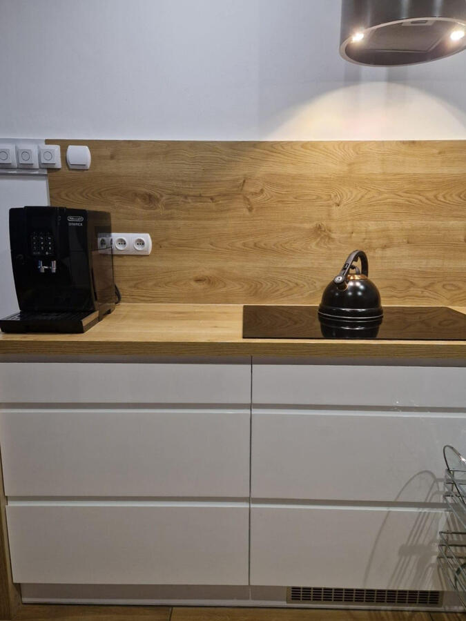 Cocina a medida en Granada Encimera de madera natural